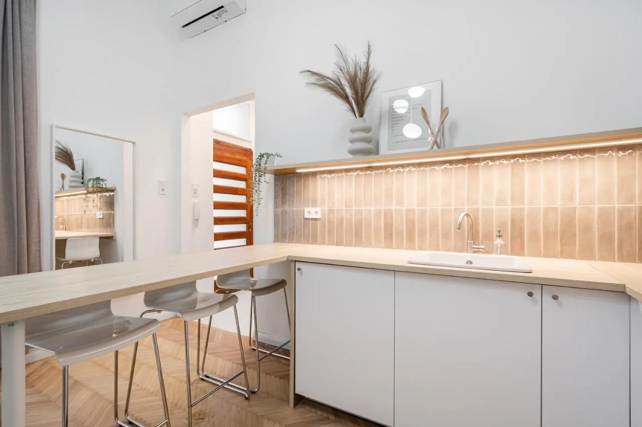 K10 - Kazinczy Street Heritage Suite - Best Location By Bqa Budapest 0*,