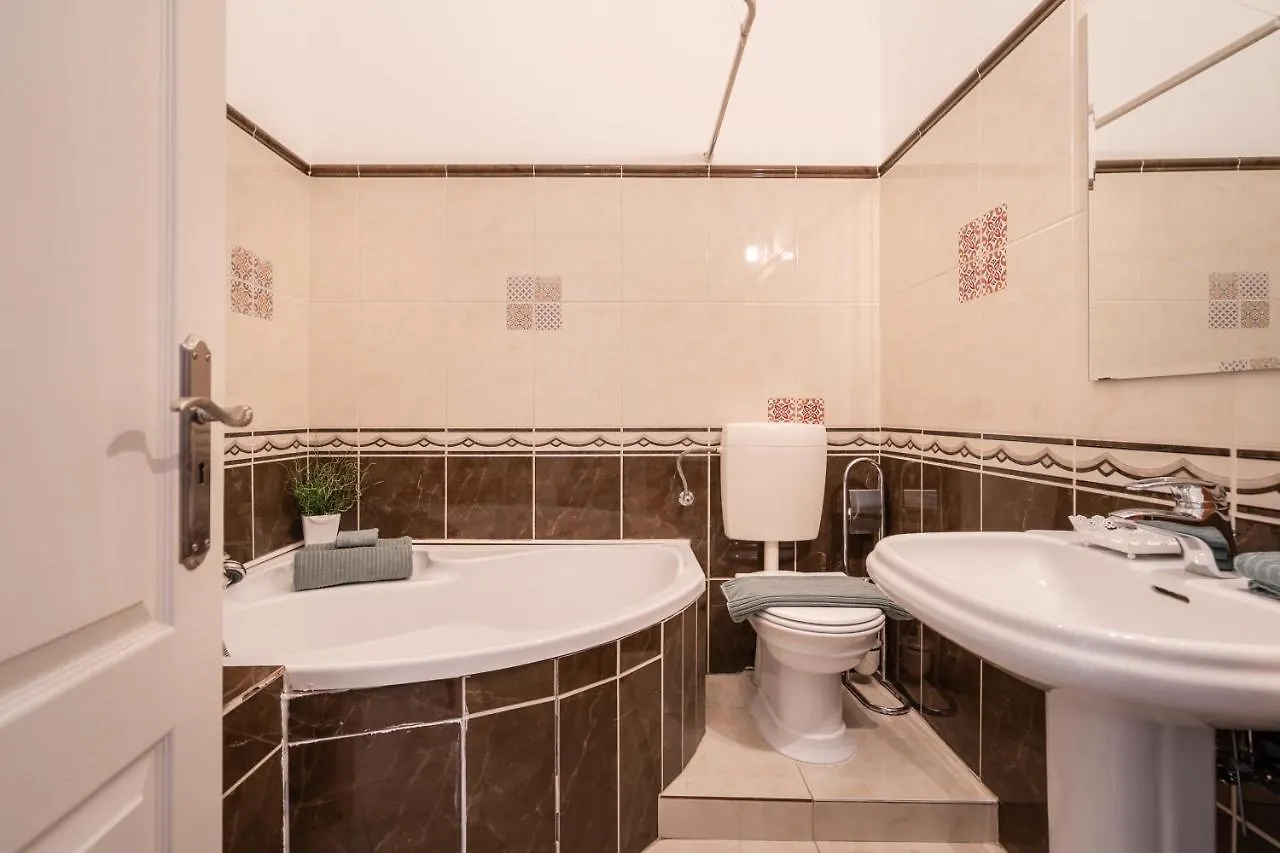 K10 - Kazinczy Street Heritage Suite - Best Location By Bqa Budapest Apartment