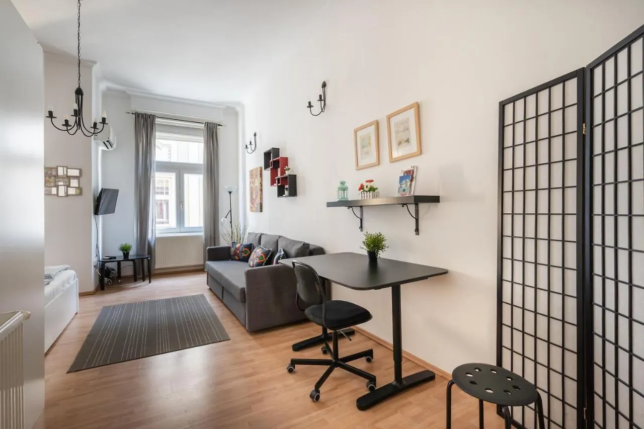 K10 - Kazinczy Street Heritage Suite - Best Location By Bqa Budapest