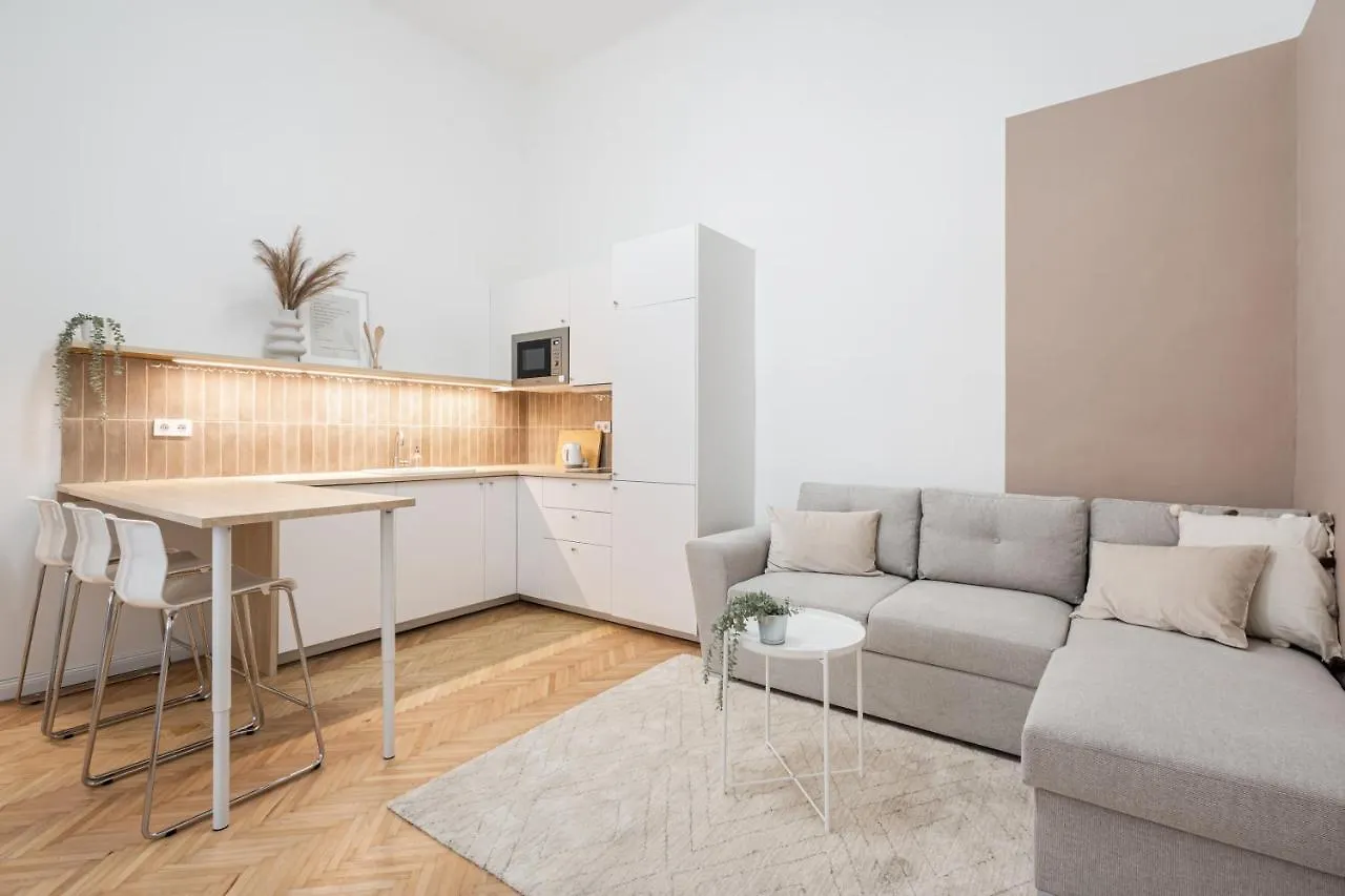 K10 - Kazinczy Street Heritage Suite - Best Location By Bqa Budapest 0*,  Ungheria