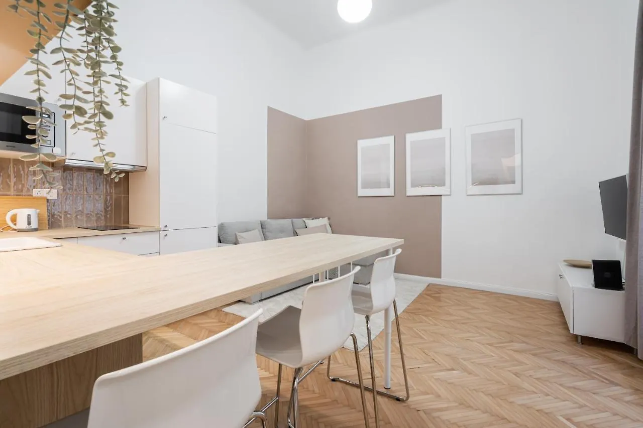 K10 - Kazinczy Street Heritage Suite - Best Location By Bqa Budapest Apartment